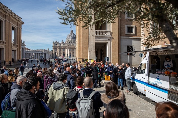 Desayunos y cenas gratis para las personas en situación de calle en la  Plaza de San Pedro - Optimism